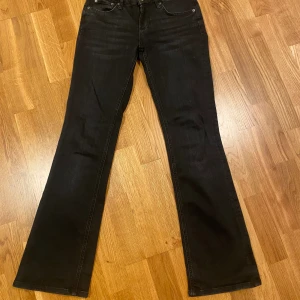 Svarta utsvängda jeans  - Säljer dessa svarta utsvängda jeans från zara, inte använda många gånger så skick 10/10!! (Frakt ingår) Nypris: 500 