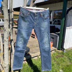 Slim fit italienska jeans med snygga detaljer i bra skick. Kan lösa fler bilder vid behov