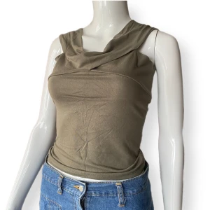 Topp - En jättefin överdel i okej skick. Skulle säga skicket är 8.5/10. ⚠️Färgen är lite mera grön i verkligheten, svårt att få det på bild!⚠️ Från Coolcat, storlek XS. 56% viskos & 4% elastan. 