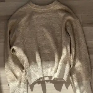  Jättefin populär stickad beige tröja från H&M.  Bra skick! 💗