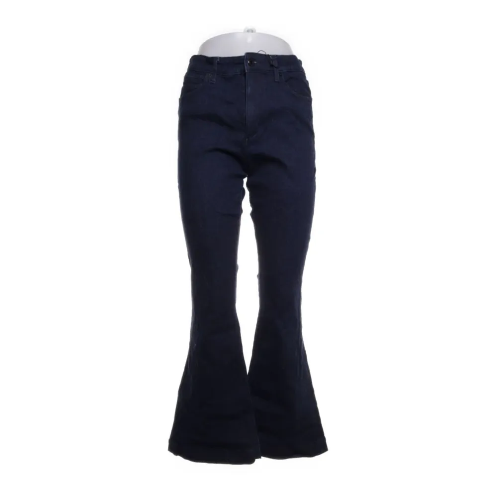 mörkblå bootcut jeans i storlek 36, nyskick ⭐️ använd ”köp nu”. 17/4-2024. Jeans & Byxor.