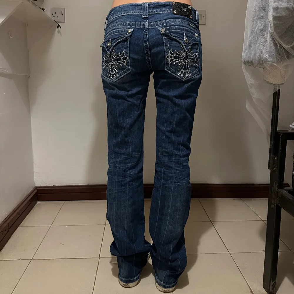 Säljer dessa miss me jeans, Modellen är 178 cm lång💛. Jeans & Byxor.
