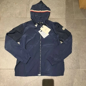 Moncler vindjacka  - Tja! hjälper en kompis o sälja sin moncler jacka, jackan är i storleken S och har inte används så mycket så den är i väldigt bra skick. Bara att höra av sig om det är något ni undrar över. 