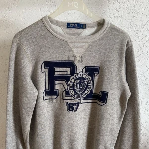Ralph Lauren Tröja - Säljer denna gråa Ralph Lauren tröjan i storlek S, skick 9/10 använd endast en gång, pris 399kr