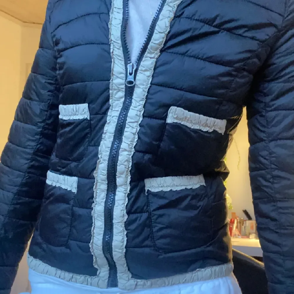 Moncler liknande jacka från märket Mango! Knappt använd så mycket gott skick! Storlek xs dam Perfekt vårjacka!. Jackor.