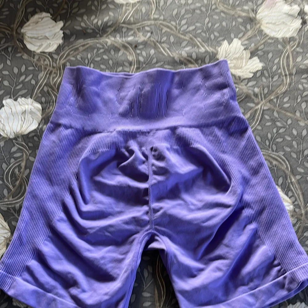 Shortsen är i storlek xs/s och är sällan använda. Dom är lila men ser lite mer blå ut på bilden. Nypris 299kr jag säljer dom för 99kr. . Sport & träning.
