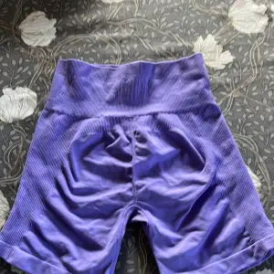 Shortsen är i storlek xs/s och är sällan använda. Dom är lila men ser lite mer blå ut på bilden. Nypris 299kr jag säljer dom för 99kr. 