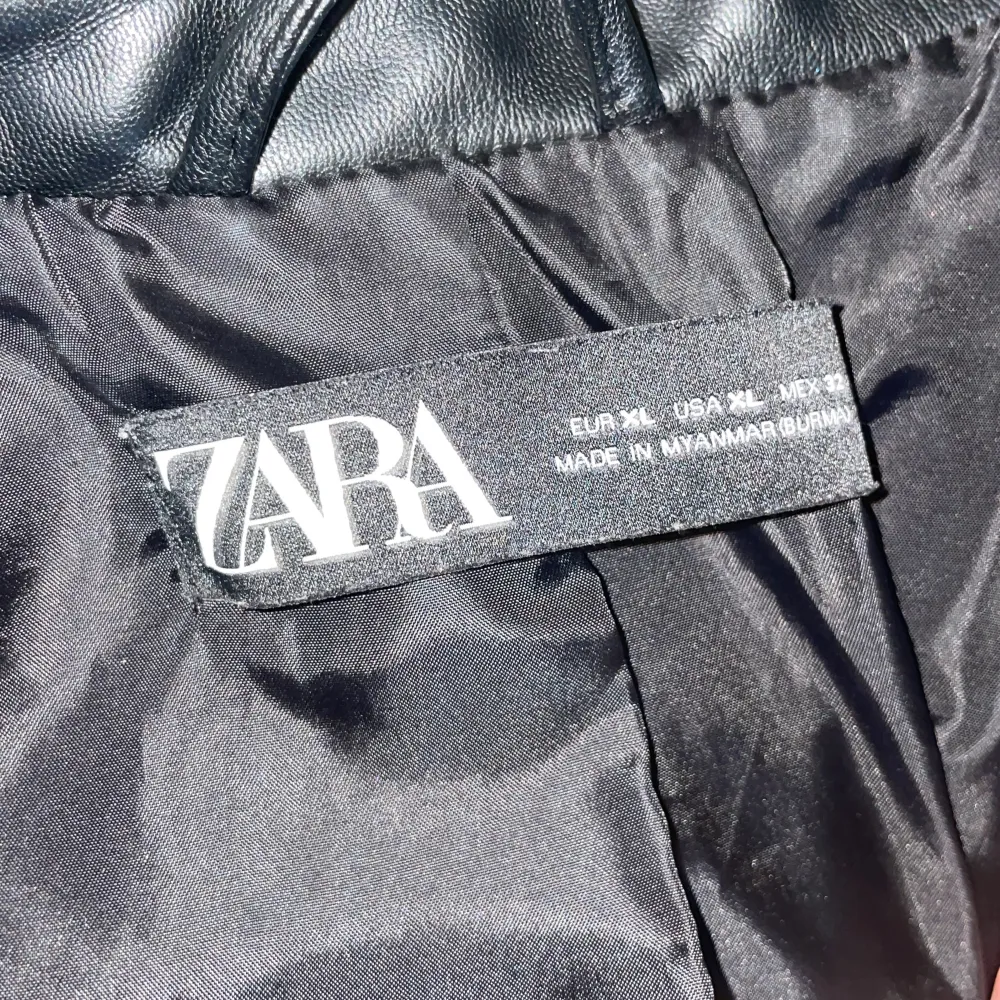  säljer min läderjacka från Zara då den inte passar mig den är i storlek xl men jag skulle säga att den passar någon med storlek S i vanliga fall . Jackor.