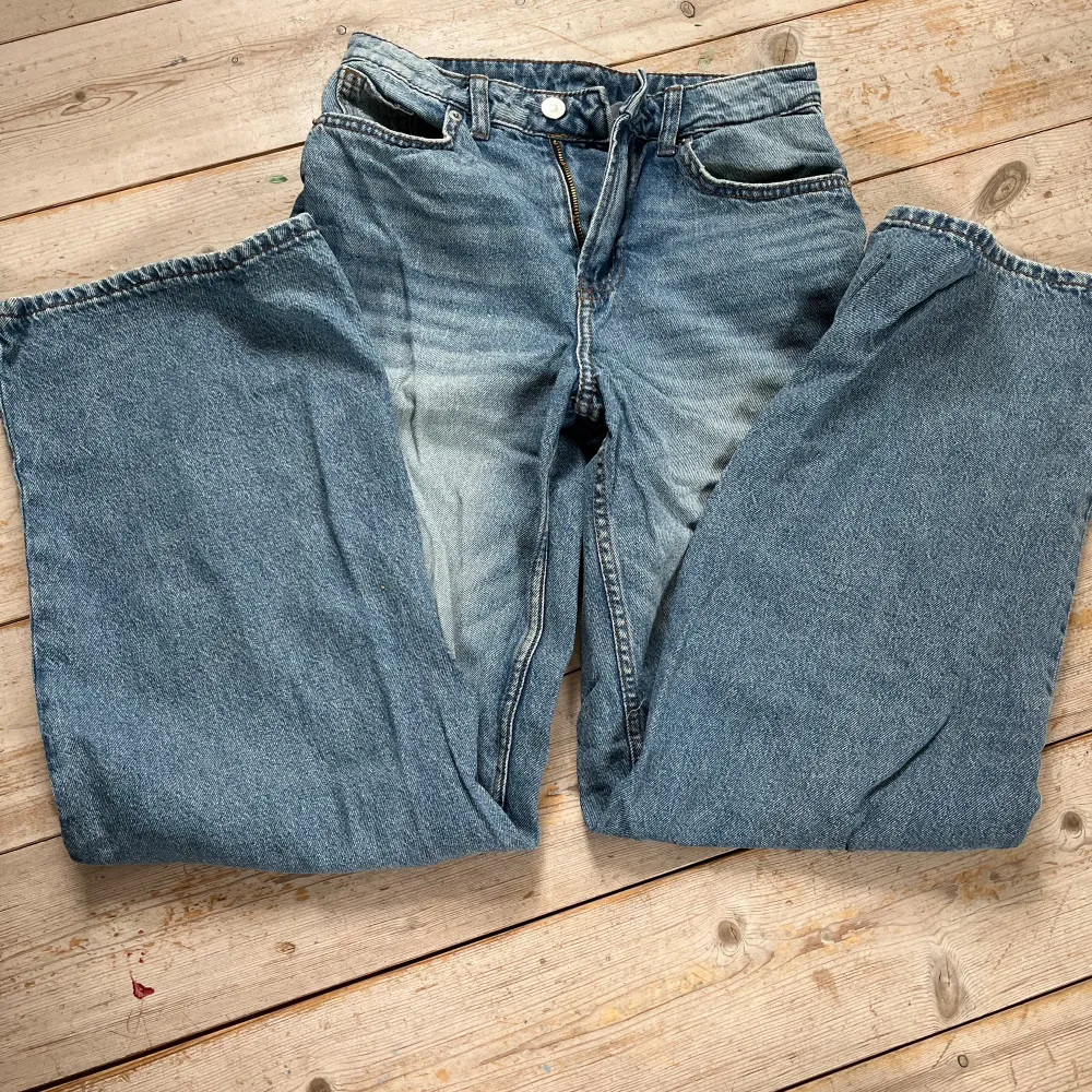 Straigleg, medium waist jeans från H&M. Är i bra skick, säljs då de inte passar.. Jeans & Byxor.