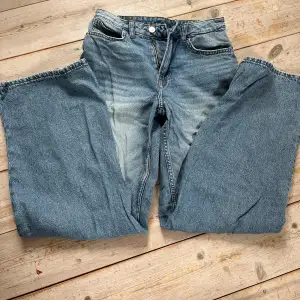 Straigleg, medium waist jeans från H&M. Är i bra skick, säljs då de inte passar.