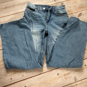 Straightleg jeans - Straigleg, medium waist jeans från H&M. Är i bra skick, säljs då de inte passar.