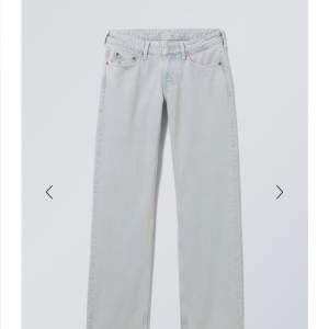 Säljer dessa ursnygga jeans från weekday i modellen arrow low! Säljer för att de har blivit för små. 