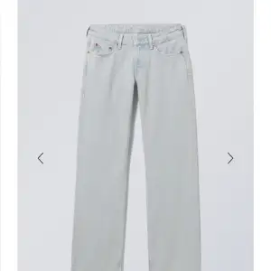 Säljer dessa ursnygga jeans från weekday i modellen arrow low! Säljer för att de har blivit för små. 