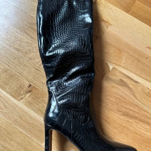 Svarta höga stövlar med klack  - Svarta höga stövlar med klack, snakeprint! Storlek 37. Aldrig använda så helt nya utan märken💗