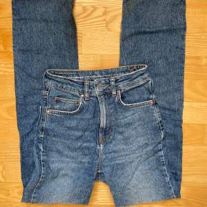 Säljer dessa raka jeans från bikbok! Använda men i fint skick utöver lite missfärgningar längst ner, därav priset. Säljer då de blivit för små. Midja: high waist Midjemått: 30cm Innerbenslängd: 80 Hör gärna av dig vid frågor/intresse/prisdiskussion!💕