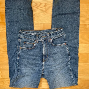 Bikbok raka jeans - Säljer dessa raka jeans från bikbok! Använda men i fint skick utöver lite missfärgningar längst ner, därav priset. Säljer då de blivit för små. Midja: high waist Midjemått: 30cm Innerbenslängd: 80 Hör gärna av dig vid frågor/intresse/prisdiskussion!💕