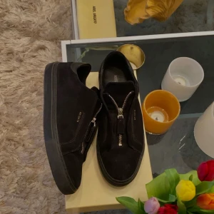 Arigato skor - Arigatos Zip. Skick 9.5/10. Säljes inte längre på arigatos hemsida. Ny pris 2 600 kr , mitt pris 1 199 kr