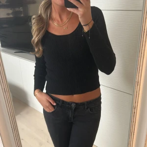 Stickad Långärmad tröja  - Svart stickad tröja från zara i stl S som är kortare i modellen.💕
