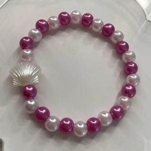 Egengjort armband 📿 - Armbandet är gjort på tråd som är stretchig vilket gör att det passar dom soldat flesta💜Om ni vill kan ni även skicka in vilka cm ni vill ha om ni vill ha någon speciell storlek 💜köp gärna via köp nu💜