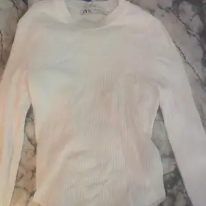 vit tröja ifrån zara i storlek s, aldrig använd