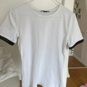 Zara t-shirt - Vit t-shirt med svarta glitter detaljer💞 Varan har inga tydliga defekter och har endast använts ett fåtal gånger