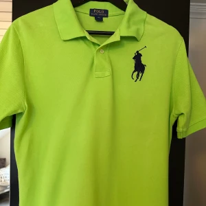 Ralph Lauren Pike - Säljer en fin pike från Ralph Lauren. Storlek 18/20 år och motsvarar en Small i vuxen storlek.