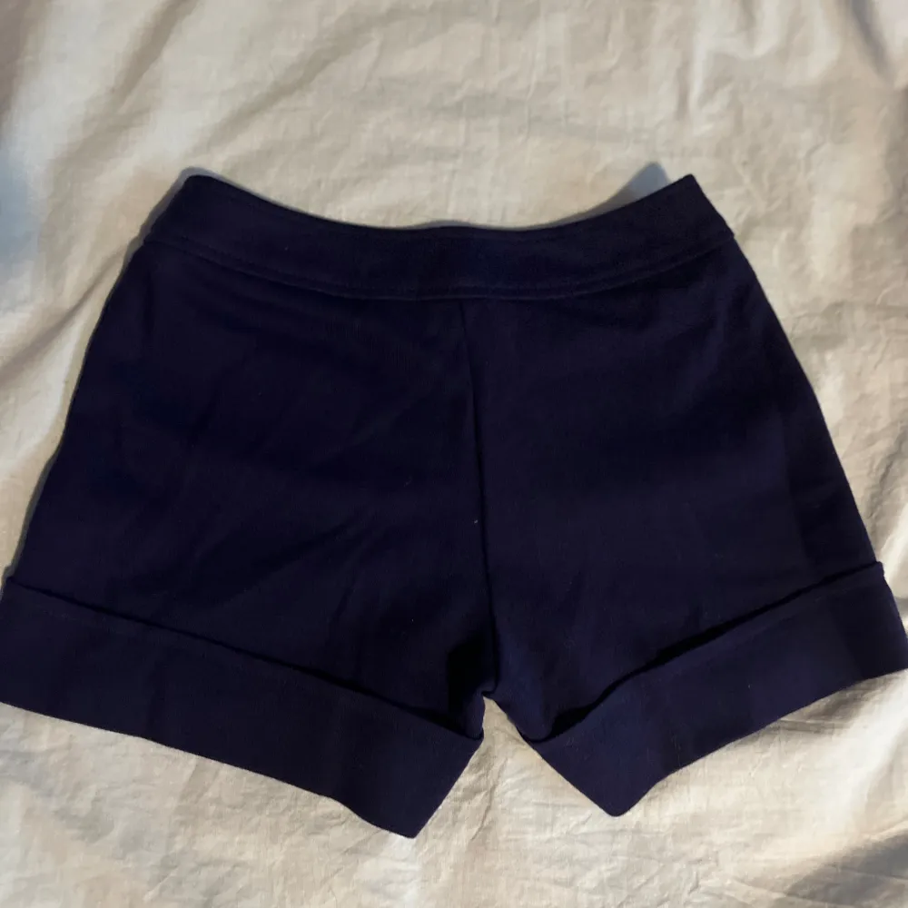 Ett par marinblå vintage shorts som är använda ett fåtal gånger . Shorts.