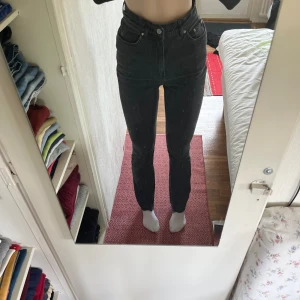 Flare/bootcut jeans, svarta, ASOS, tall 36 - Svarttvättade utsvängda jeans från asos. Lite längre i benen för de som är 175+! 😁 Sitter som en smäck men kommer inte längre till användning då jag har för mycket brallor. Inget tecken på användning. Nytvättade vid köp!🥳