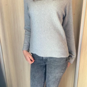 Tjock tröja  - Jag säker en jätte fin grå tjocktröjan från Vero Moda ❤️ den är använd ett antal gånger men bra sick. Säljer pågrund att den inte kommit till användning. Den är i storlek S och sitter bra❤️ nypris 280kr