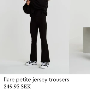 Flare petite jersey trousers - Två stycken svarta flare petite jersey trousers från Gina trivo strl M. Väldigt bekväma med stretch, passar i princip allt. Använd få gånger då jag insåg att de är något för korta på mig. Är 172cm, modellen på bilden är 166cm.  