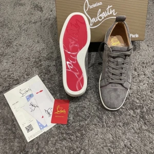 Christian Louboutin  - Lyxiga christian Louboutin sneakers i storlek 43 ! Helt nya som ni kan själva avgöra på bilderna! Allt på bilden medföljs och kvalitén är oerhört bra! Vid minsta fundering kontakta oss✔️
