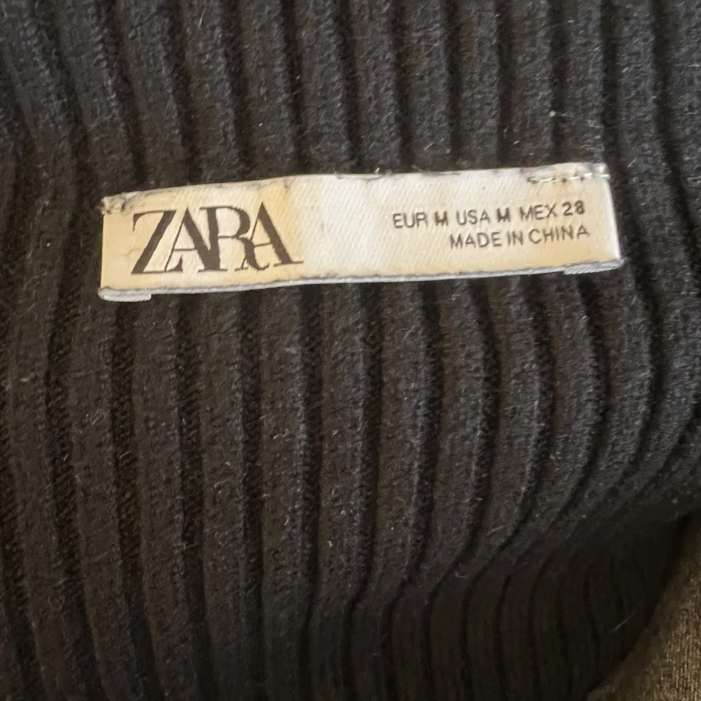 Svart väst från Zara som är använd 1 gång i storlek S/M.🖤. Stickat.