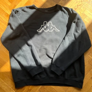 Vintage Kappa Sweatshirt - Kappa Sweatshirt från 90-talet. Tröjan är använd men fortfarande i bra skick. Storlek XXL (Passar mer som XL/L) 8/10. 