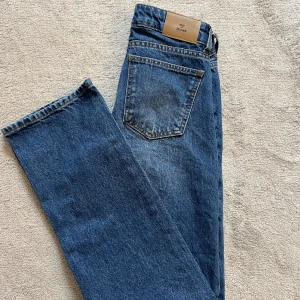 Lågmidjade jeans  - Jättefina lågmidjade och raka jeans från Nelly. De är helt oanvända med lappar kvar. Köparen står för frakten💙