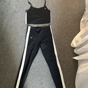 träningssett - Säljer detta träningsett från workout empire🤍Thightsen är i strl Xs och toppen i M