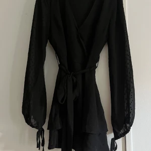 Kort svart klänning - As söt svart klänning från na-kd i storlek S. Var som bild 2 när den köptes men har sytts om och sitter mer som bild 3 nu. Endast använd vid 2 tillfällen.