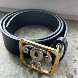 Moschino bälte - Använt sparsamt och i bra skick. Stl 48.