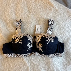 Intimissimi Bh - En fin Bh ifrån Intimissimi som jag aldrig använt för den var för stor. Säljer den för att det hade gått för långt tid att lämna tillbaka!