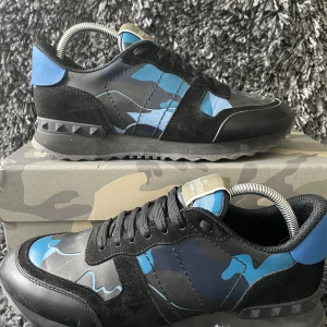Valentino rockrunners  - Feta rockrunners perfekt inför våren och sommaren! Dom är i 9/10 skick och helt felfria! Box, dustbag och snören följer med! ifall ni har funderingar så tveka inte på att höra av er!
