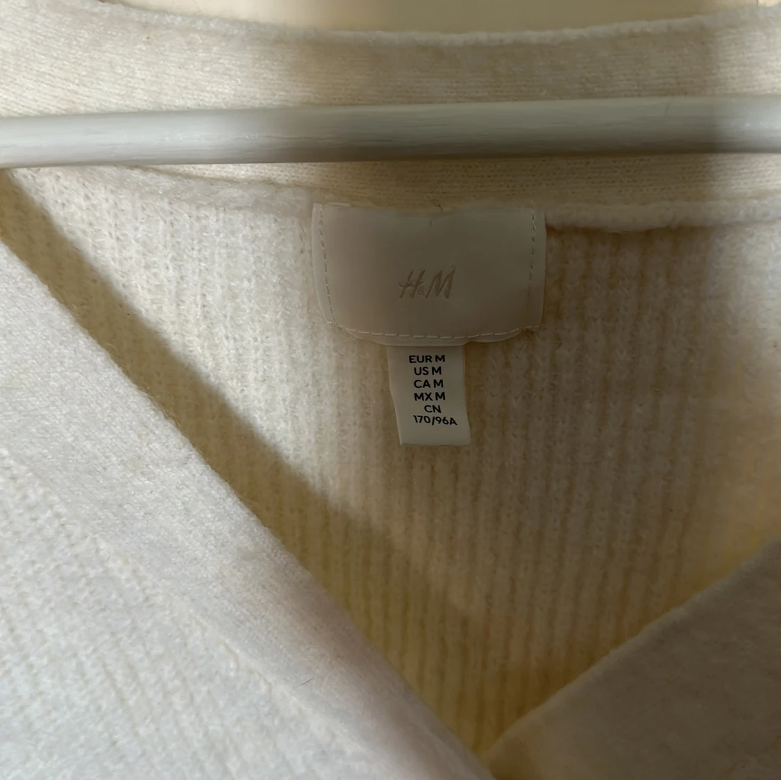 Stickad kofta med glitter detalj - 91