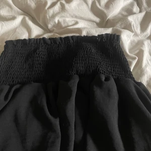 Volangkjol från shein - Säljer denna volangkjolen från shein. Den är i bra skick och är bara använd fåtal gånger. Säljer då jag inte använder den. Den är jätte fin och bra skick. Andra bilden är lånad ifrån hemsidan. Säljer den väldigt billigt 💗 Köpare betalar frakt  