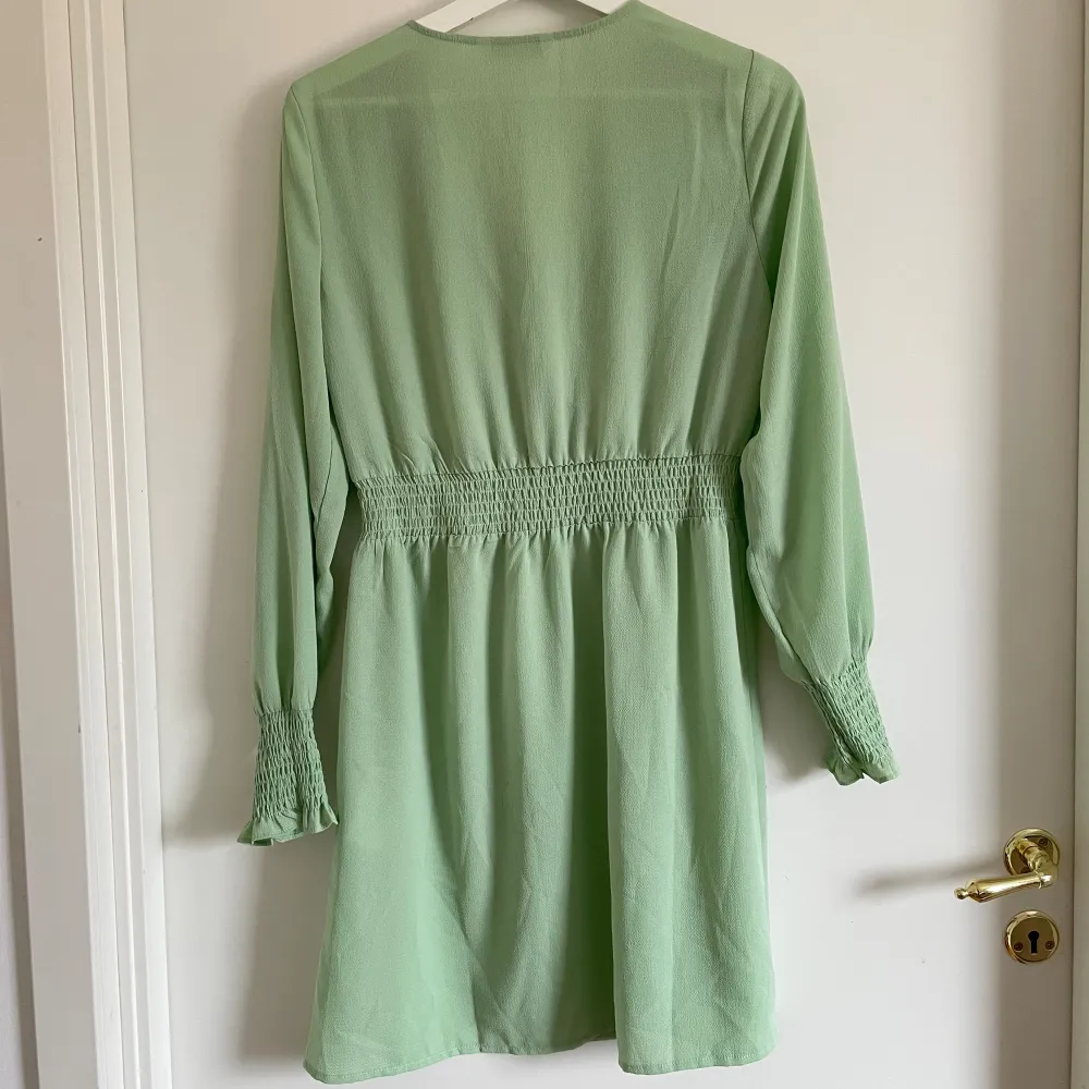 Grön klänning från Only💚 Använd en gång på en skolavslutning så i fint skick🥰 Storlek S💞. Klänningar.