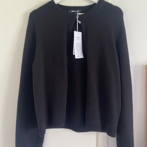 Gina kofta  - Oanvänd kofta från Gina! 