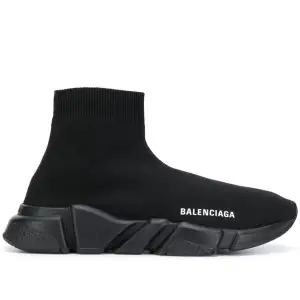 Söker Balenciaga skor helst 1:1 och helst så bra skick som möjligt. Kan betala runt 400-500kr.  Antingen storlek 42 eller 43