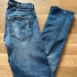 Ett par riktigt feta Dondup Jeans, modell George. Storlek 34, passar riktigt bra för någon mellan 1,75-1,80. Skick 9/10