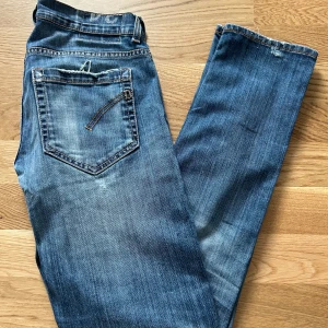 Dondup Jeans - Ett par riktigt feta Dondup Jeans, modell George. Storlek 34, passar riktigt bra för någon mellan 1,75-1,80. Skick 9/10