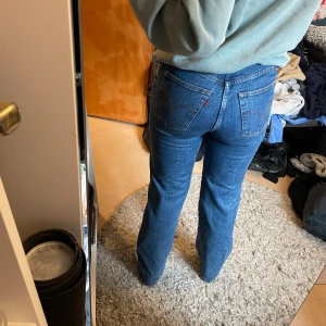 Levi's jeans - Levi's jeans, ribcage straight. Storlek W26. Passar S. Knappar istället för kedja. Knapps använda. Passar mig inte längre. Passar längd 162 cm.