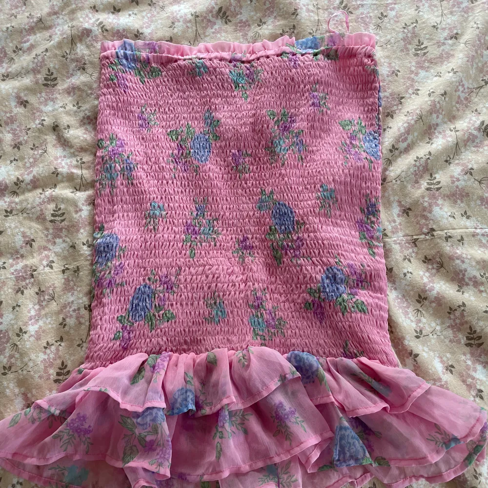Supergulliga rosa blommig kjol från bikbok som även blir superfin som topp😍 knappt använd . Kjolar.
