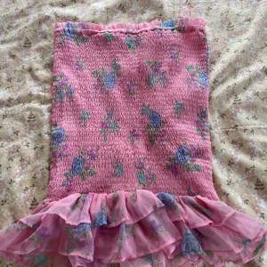 Supergulliga rosa blommig kjol från bikbok som även blir superfin som topp😍 knappt använd 