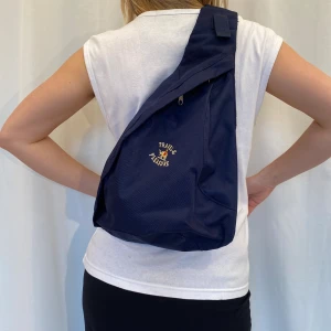 Marinblå tre punkts väska slingbag - Så cute och nyskick 